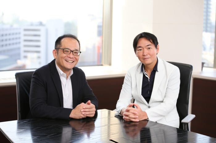 GEジャパン株式会社　GEジャパン 執行役員 人事本部長 兼 GEヘルスケアアジアパシフィック人事本部長　宇佐見 英司氏（写真右）／一般社団法人組織内サイレントマイノリティ 代表理事、多摩大学大学院 経営情報学研究科 客員教授　須東 朋広氏（写真左）